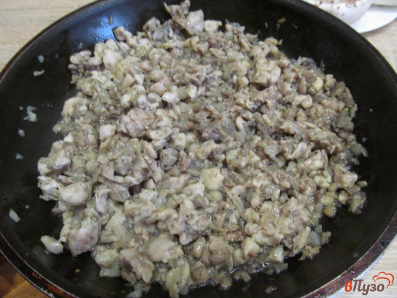 Фото приготовление рецепта: Шампиньоны фаршированные курицей и сыром шаг №4