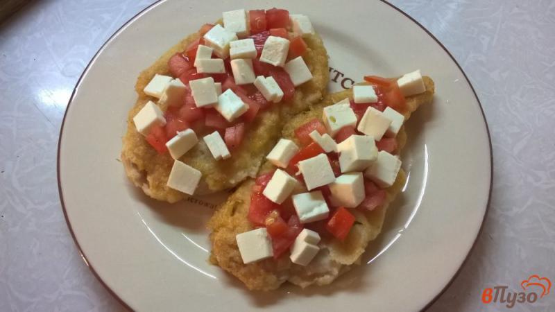 Фото приготовление рецепта: Куриные отбивные с сыром и помидорами шаг №4