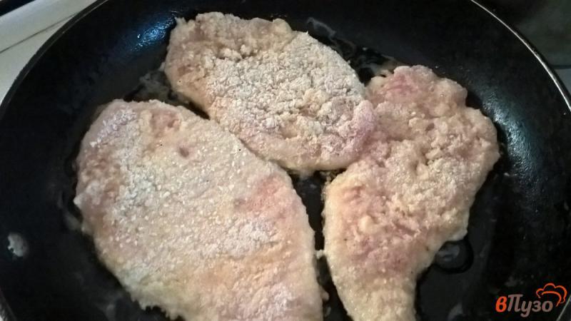 Фото приготовление рецепта: Куриные отбивные с сыром и помидорами шаг №2