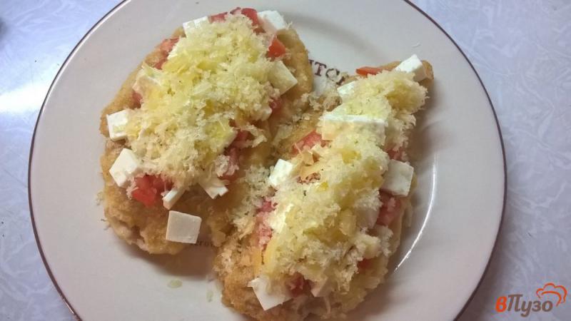 Фото приготовление рецепта: Куриные отбивные с сыром и помидорами шаг №5