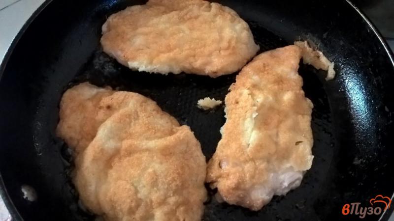 Фото приготовление рецепта: Куриные отбивные с сыром и помидорами шаг №3