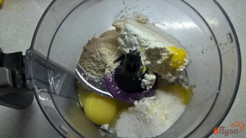 Фото приготовление рецепта: Творожная запеканка с фундуком и инжиром шаг №1