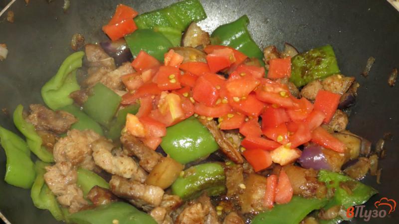 Фото приготовление рецепта: Мясо жаренное с овощами шаг №4