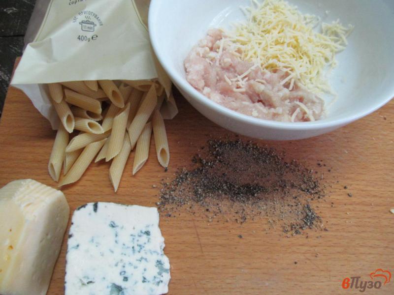 Фото приготовление рецепта: Паста пенне с куриными фрикадельками и сыром с плесенью шаг №1