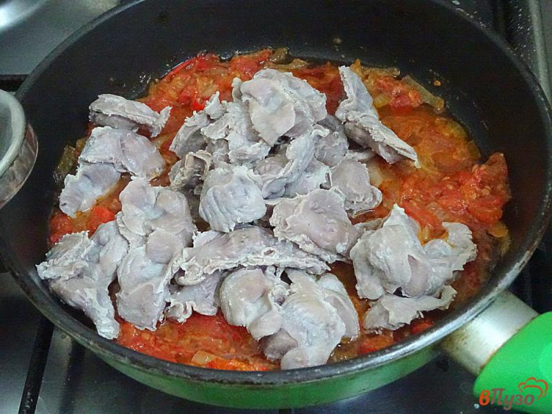 Фото приготовление рецепта: Куриные желудки с помидорами шаг №8
