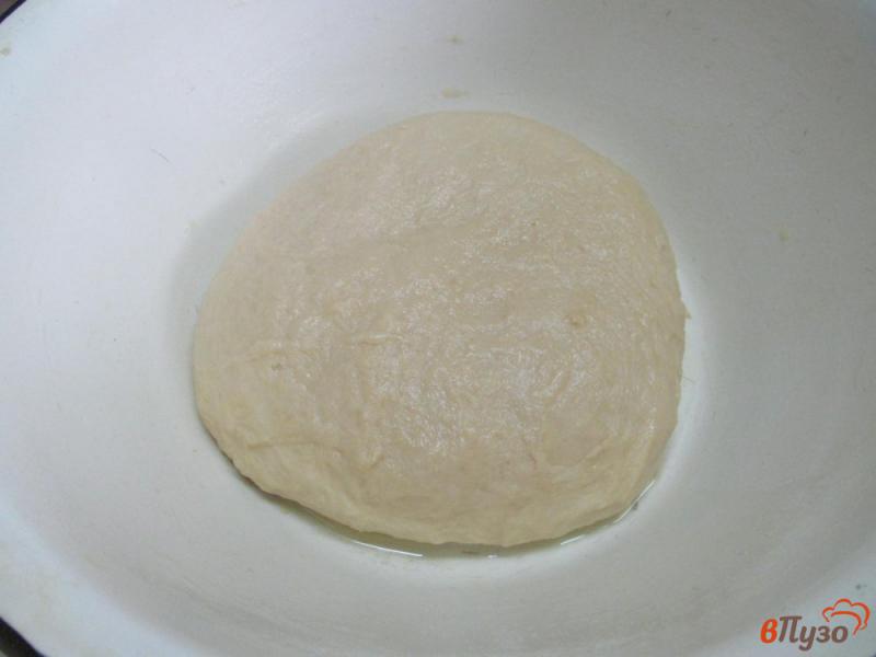 Фото приготовление рецепта: Пирожки на ряженке с начинкой из сыра и малины шаг №5