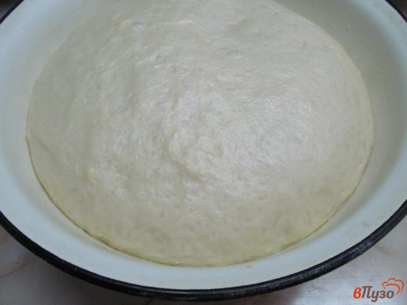 Фото приготовление рецепта: Пирожки на ряженке с начинкой из сыра и малины шаг №6