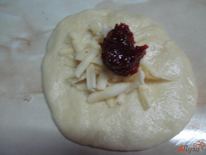 Фото приготовление рецепта: Пирожки на ряженке с начинкой из сыра и малины шаг №7