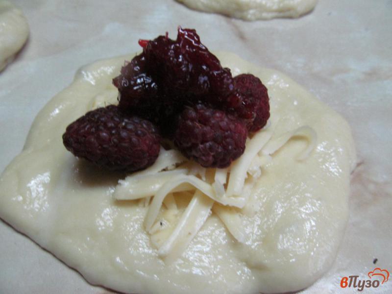 Фото приготовление рецепта: Пирожки на ряженке с начинкой из сыра и малины шаг №8