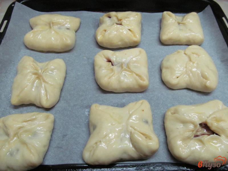 Фото приготовление рецепта: Пирожки на ряженке с начинкой из сыра и малины шаг №10