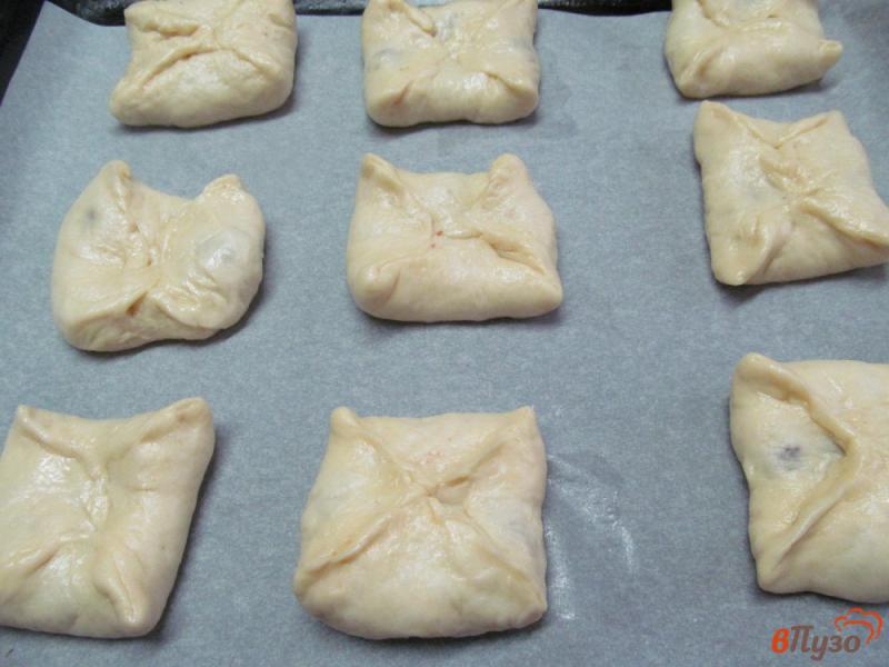 Фото приготовление рецепта: Пирожки на ряженке с начинкой из сыра и малины шаг №9