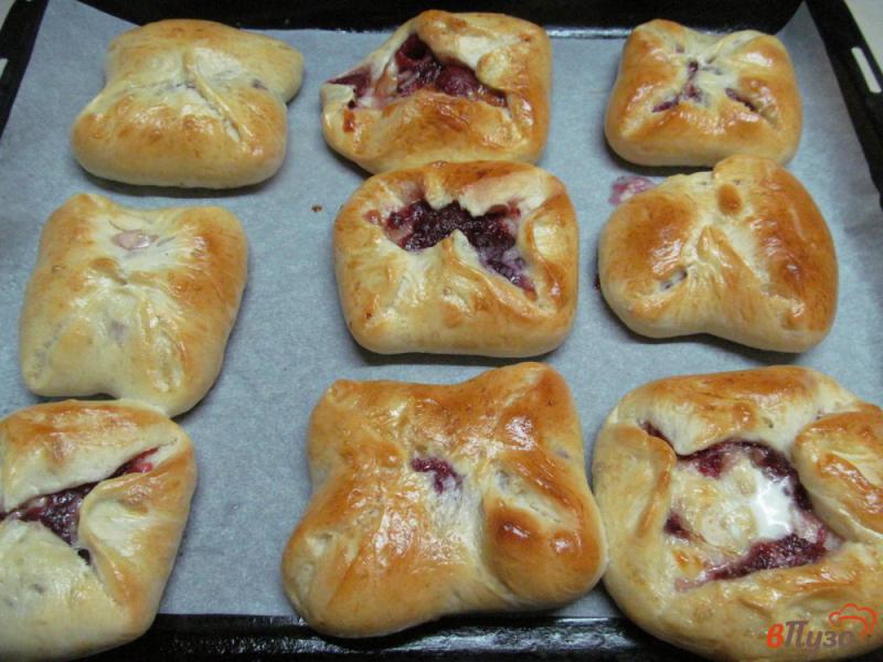 Фото приготовление рецепта: Пирожки на ряженке с начинкой из сыра и малины шаг №11