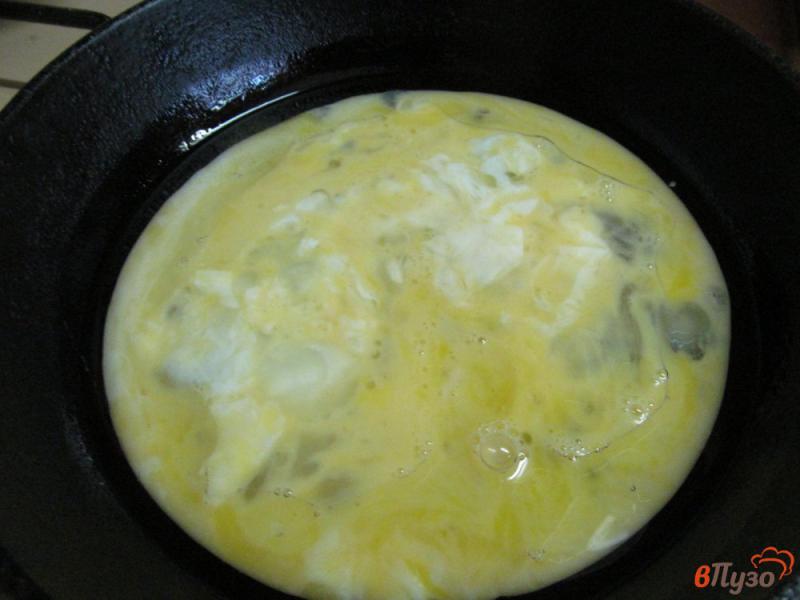 Фото приготовление рецепта: Омлет с сыром моцарелла и соусом из базилика шаг №4