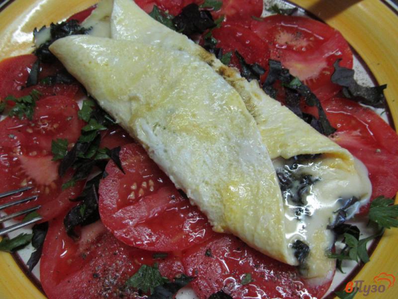 Фото приготовление рецепта: Омлет с сыром моцарелла и соусом из базилика шаг №6