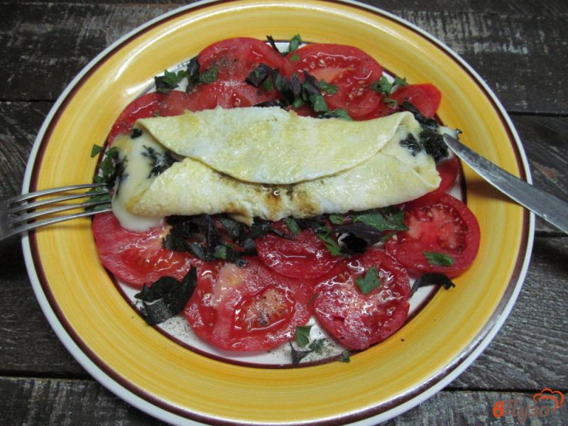 Фото приготовление рецепта: Омлет с сыром моцарелла и соусом из базилика шаг №7
