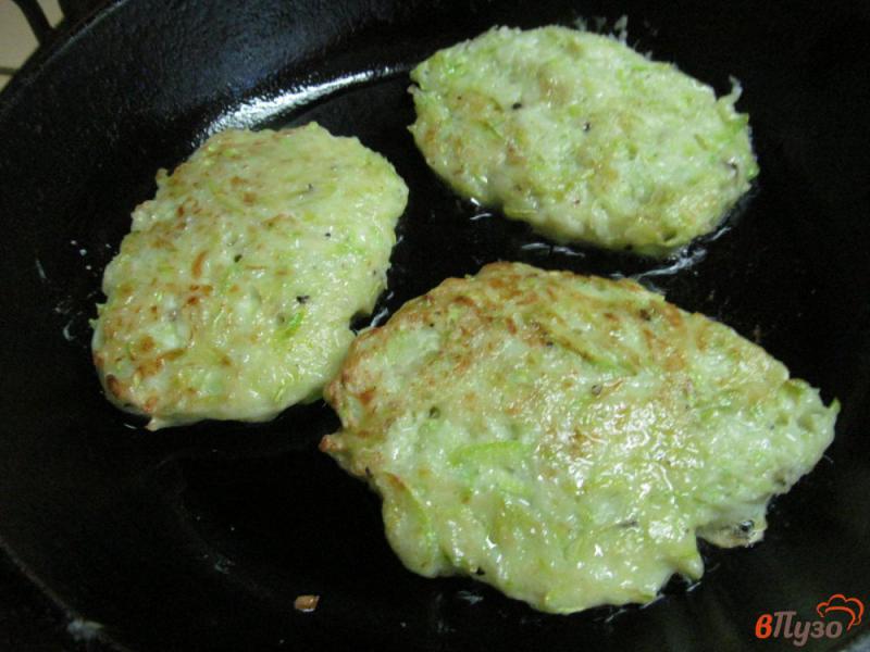 Фото приготовление рецепта: Оладьи из кабачка с сырным кремом и томатами шаг №4