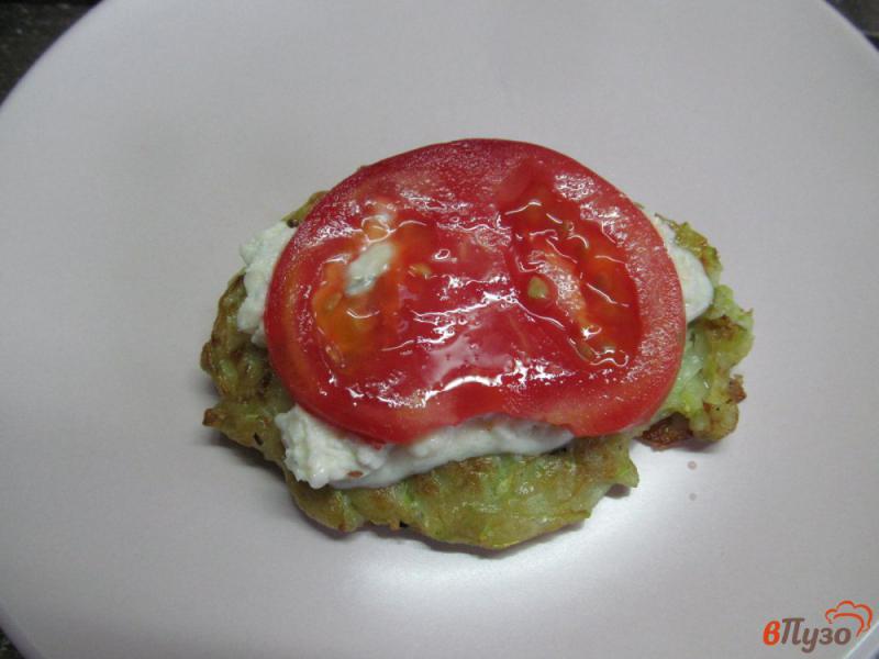 Фото приготовление рецепта: Оладьи из кабачка с сырным кремом и томатами шаг №7