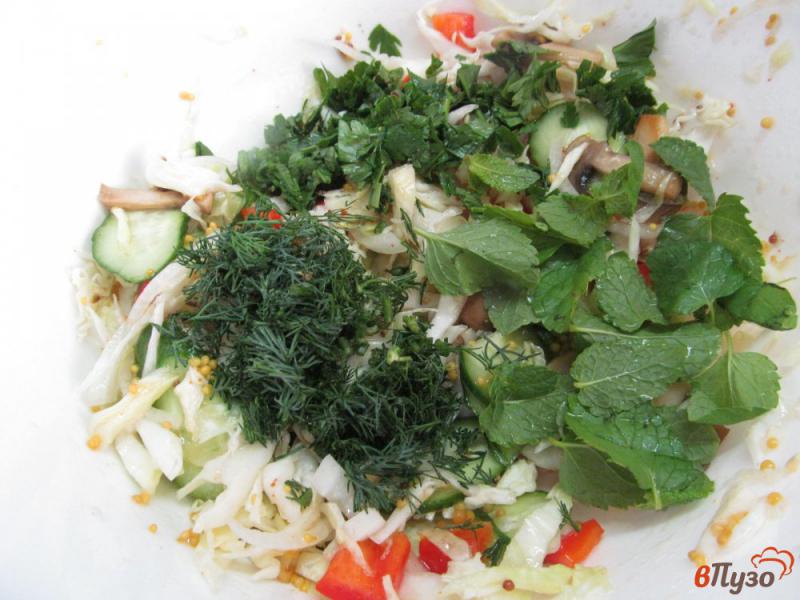 Фото приготовление рецепта: Капустный салат с жареными грибами шаг №6