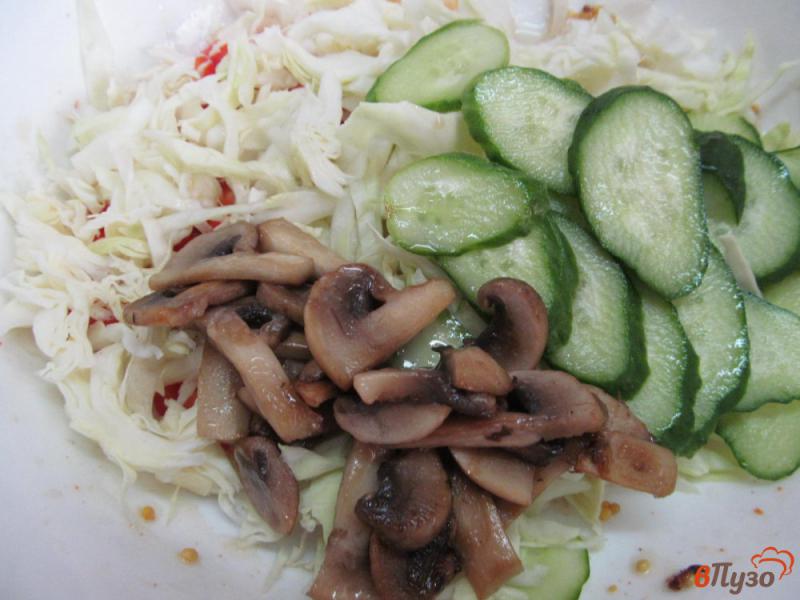 Фото приготовление рецепта: Капустный салат с жареными грибами шаг №5