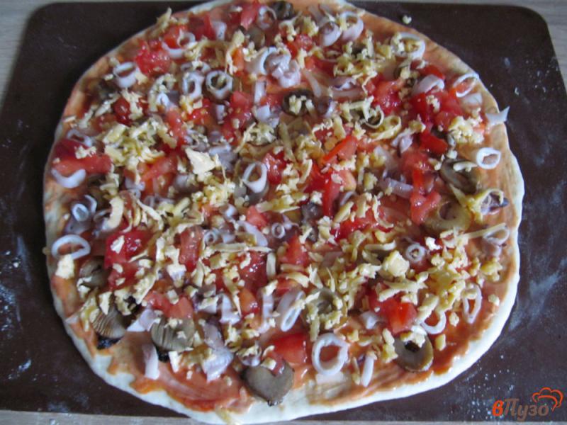 Фото приготовление рецепта: Пицца с морепродуктами шаг №5