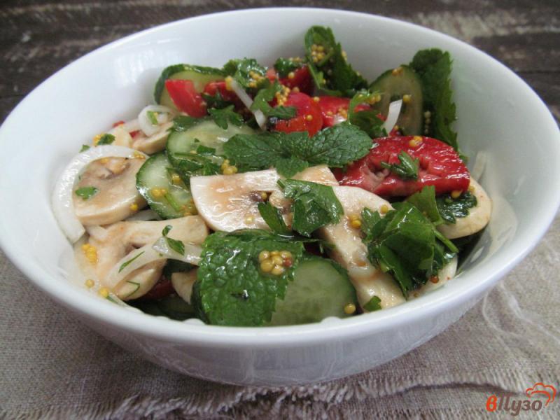 Фото приготовление рецепта: Овощной салат с листьями сельдерея и мяты шаг №7