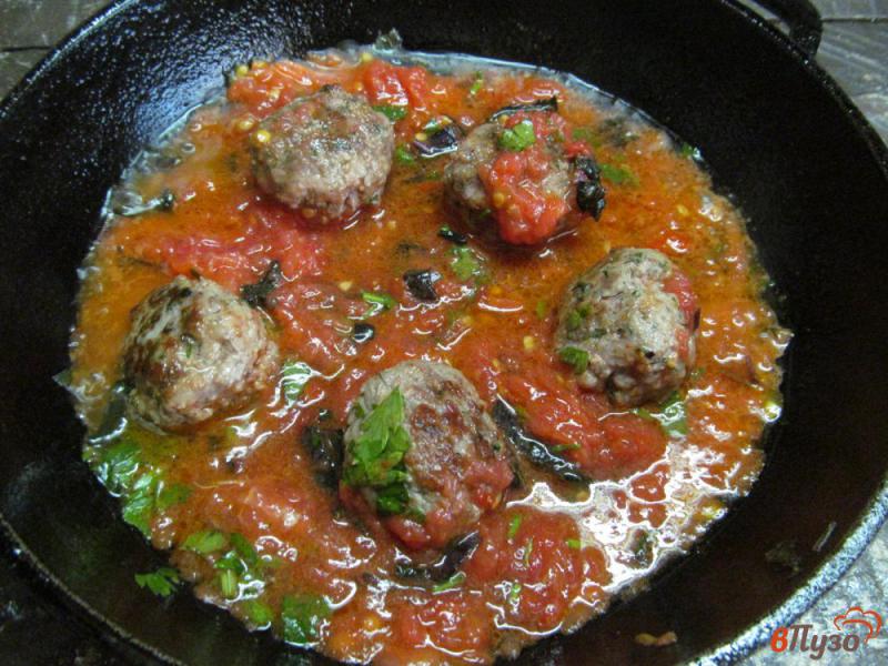 Фото приготовление рецепта: Фрикадельки в томатном соусе под сыром моцарелла шаг №4