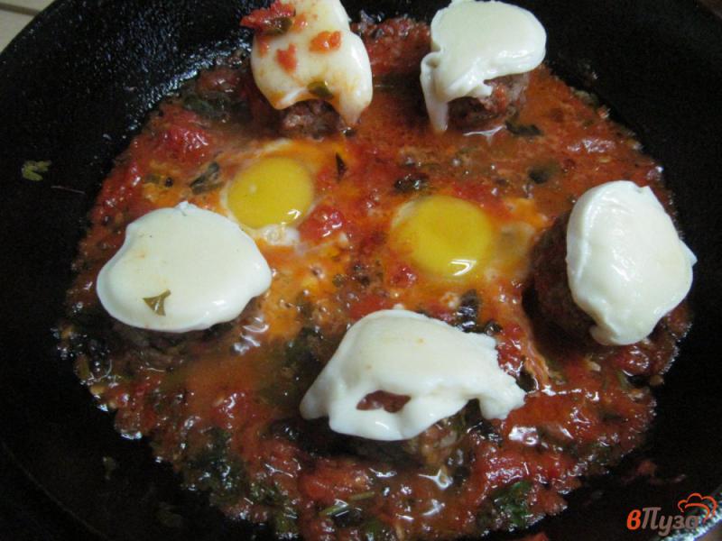 Фото приготовление рецепта: Фрикадельки в томатном соусе под сыром моцарелла шаг №6