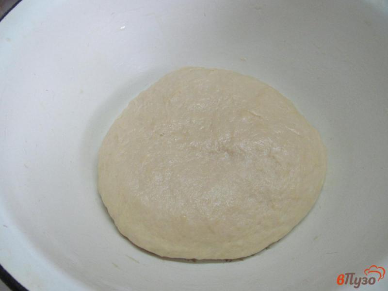 Фото приготовление рецепта: Пирог с черной смородиной и брынзой шаг №4