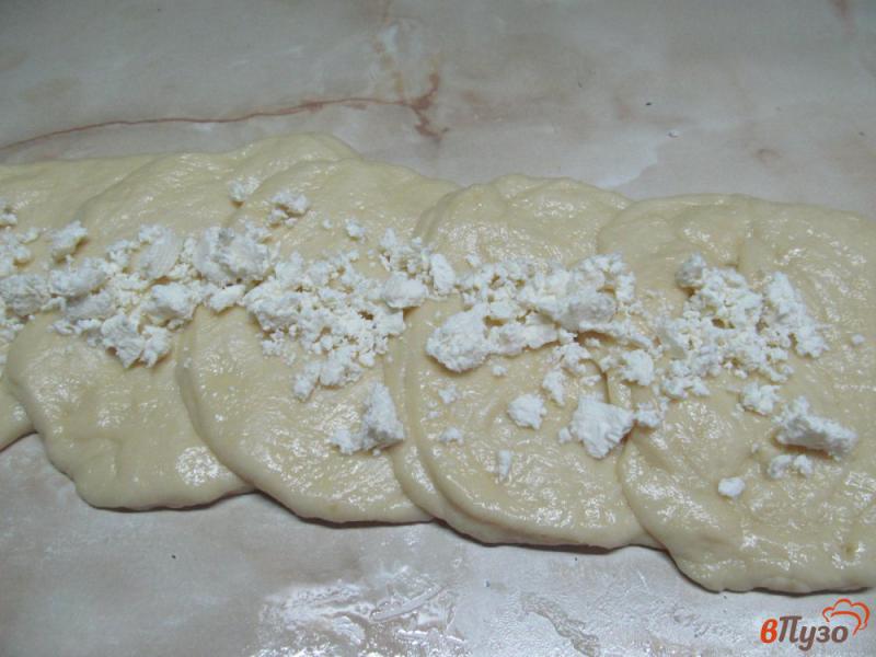 Фото приготовление рецепта: Пирог с черной смородиной и брынзой шаг №7
