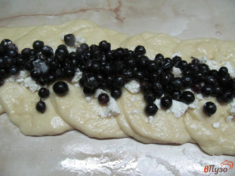 Фото приготовление рецепта: Пирог с черной смородиной и брынзой шаг №9