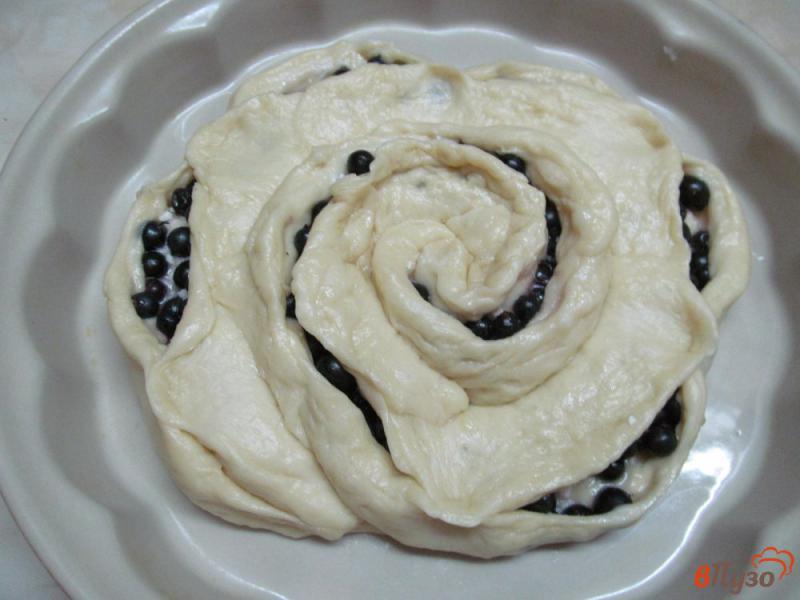 Фото приготовление рецепта: Пирог с черной смородиной и брынзой шаг №11