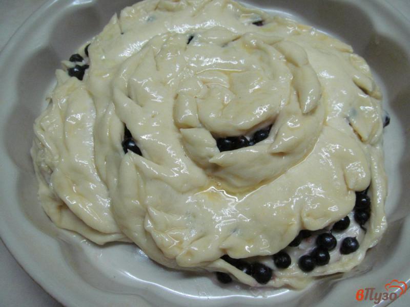 Фото приготовление рецепта: Пирог с черной смородиной и брынзой шаг №12