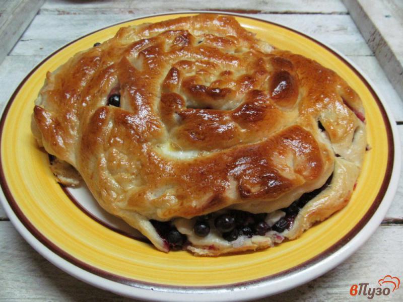 Фото приготовление рецепта: Пирог с черной смородиной и брынзой шаг №15