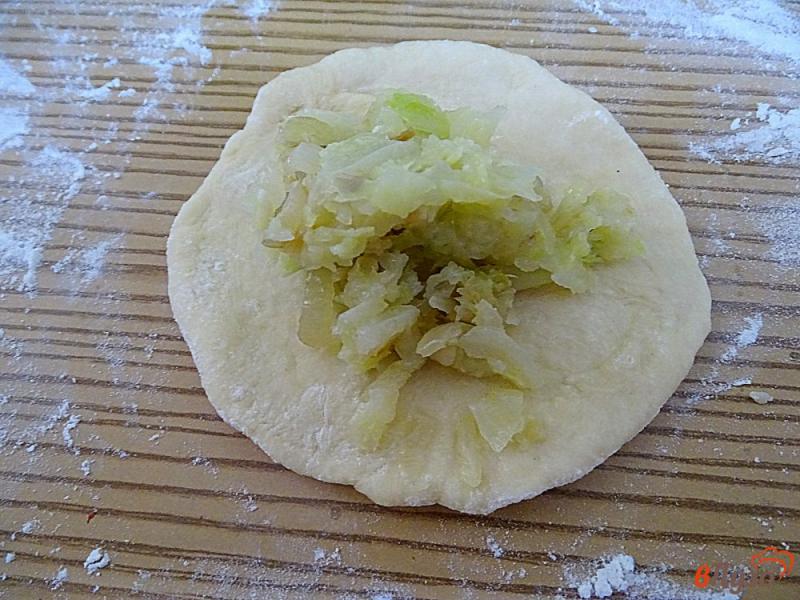 Фото приготовление рецепта: Пирожки дрожжевые с капустой и сезамом шаг №12