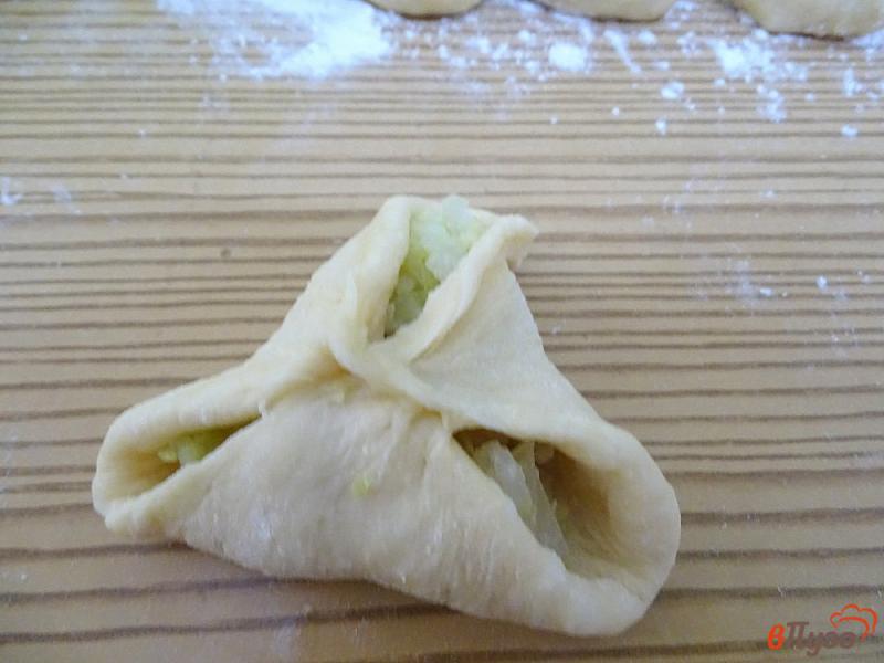 Фото приготовление рецепта: Пирожки дрожжевые с капустой и сезамом шаг №13