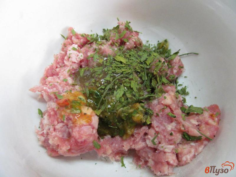 Фото приготовление рецепта: Кефте с капустным салатом на лепешке шаг №4