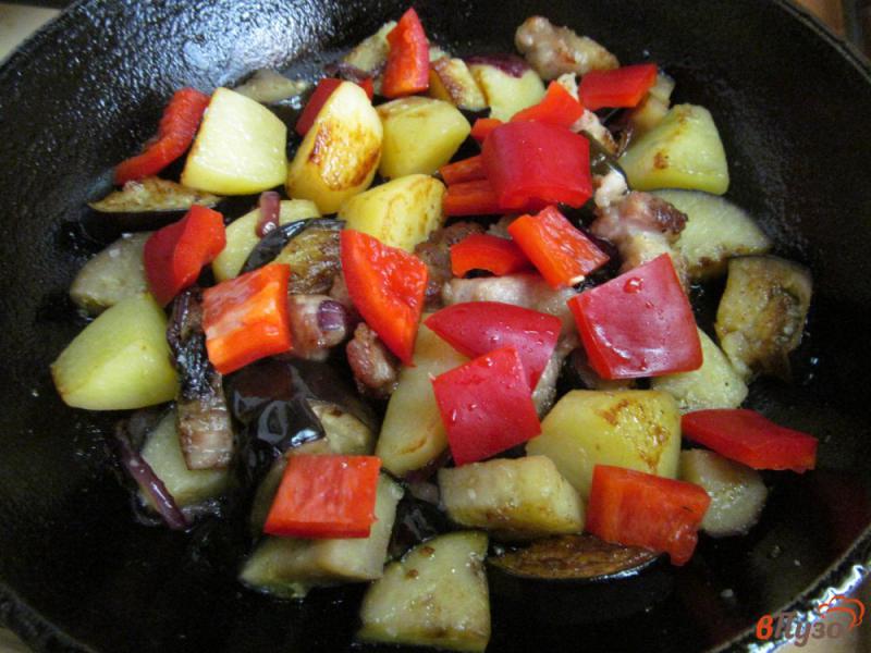 Фото приготовление рецепта: Жареные овощи на свиной пашине шаг №5