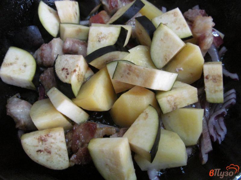 Фото приготовление рецепта: Жареные овощи на свиной пашине шаг №4