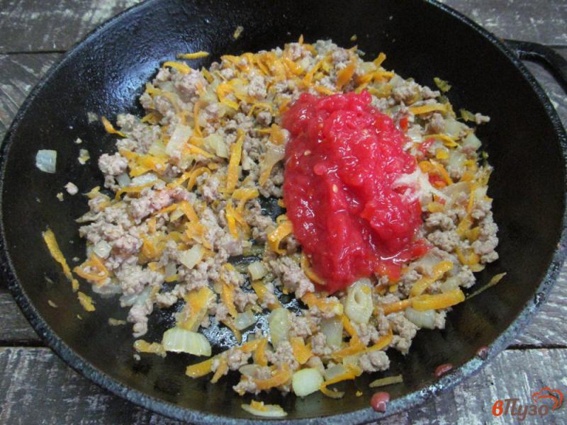 Фото приготовление рецепта: Паста под мясным соусом с фасолью шаг №4
