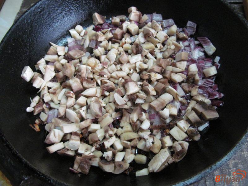 Фото приготовление рецепта: Котлеты из говядины и свинины с грибами и беконом шаг №3