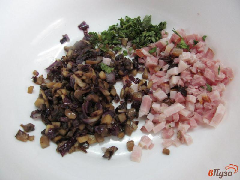 Фото приготовление рецепта: Котлеты из говядины и свинины с грибами и беконом шаг №5