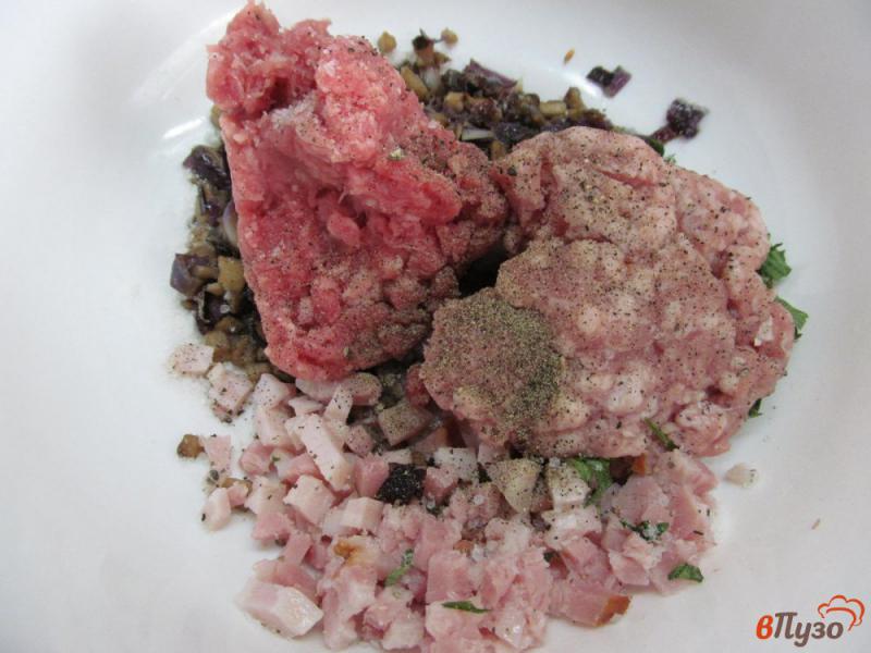 Фото приготовление рецепта: Котлеты из говядины и свинины с грибами и беконом шаг №6