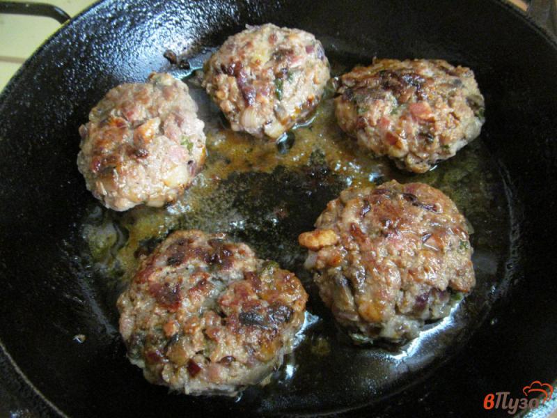 Фото приготовление рецепта: Котлеты из говядины и свинины с грибами и беконом шаг №7