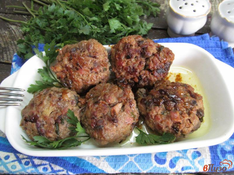 Фото приготовление рецепта: Котлеты из говядины и свинины с грибами и беконом шаг №8