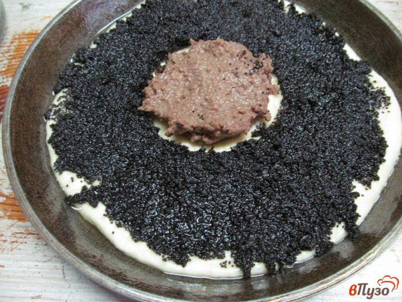 Фото приготовление рецепта: Пирог с маком орехами и шоколадной пастой шаг №9