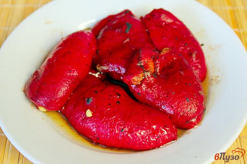 Фото приготовление рецепта: Перец запеченный на огне с помидорами и зеленью шаг №2