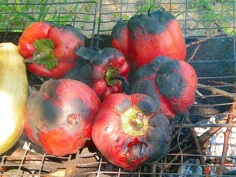 Фото приготовление рецепта: Перец запеченный на огне с помидорами и зеленью шаг №1