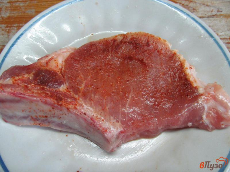 Фото приготовление рецепта: Свиной стейк с грибами и фасолью шаг №1