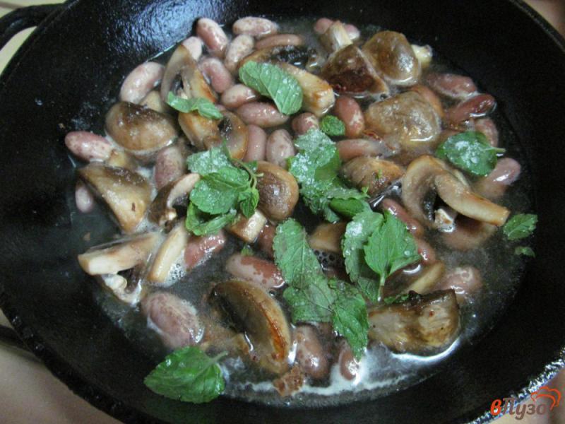 Фото приготовление рецепта: Свиной стейк с грибами и фасолью шаг №6