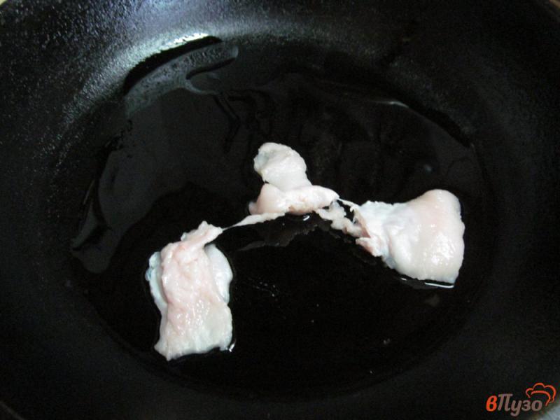 Фото приготовление рецепта: Свиной стейк с грибами и фасолью шаг №2